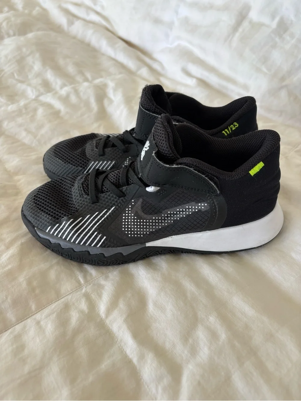 Nike Kyrie Irving Low Top Basketball Sneaker shoes Youth boys 3 Lace+Strap